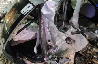 В Твери автомобиль протаранил остановку: есть пострадавшие