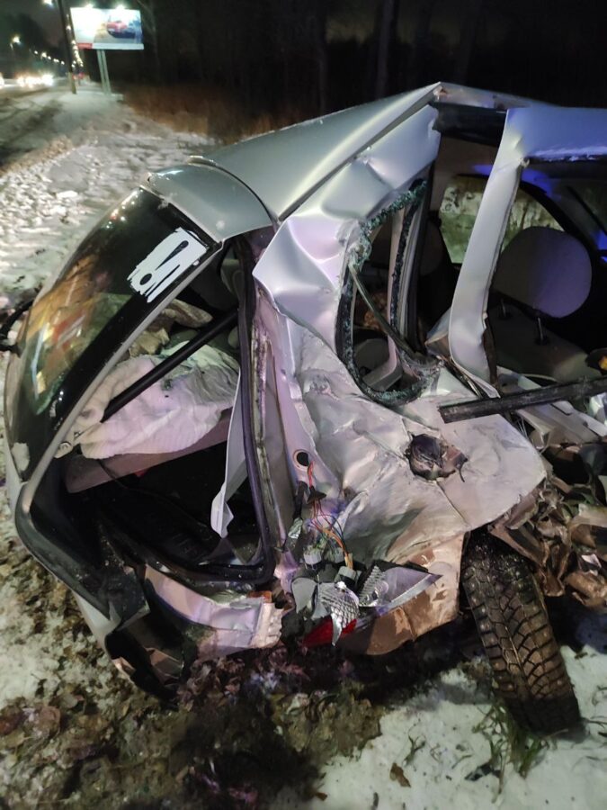 В Твери автомобиль протаранил остановку: есть пострадавшие