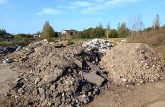 В Твери заставили убрать двухметровые горы строительного мусора В Твери заставили убрать двухметровые горы строительного мусора