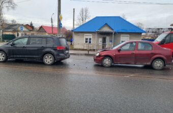 Женщина пострадала в столкновении "Рено" и "Фольксвагена" в Твери Женщина пострадала в столкновении "Рено" и "Фольксвагена" в Твери