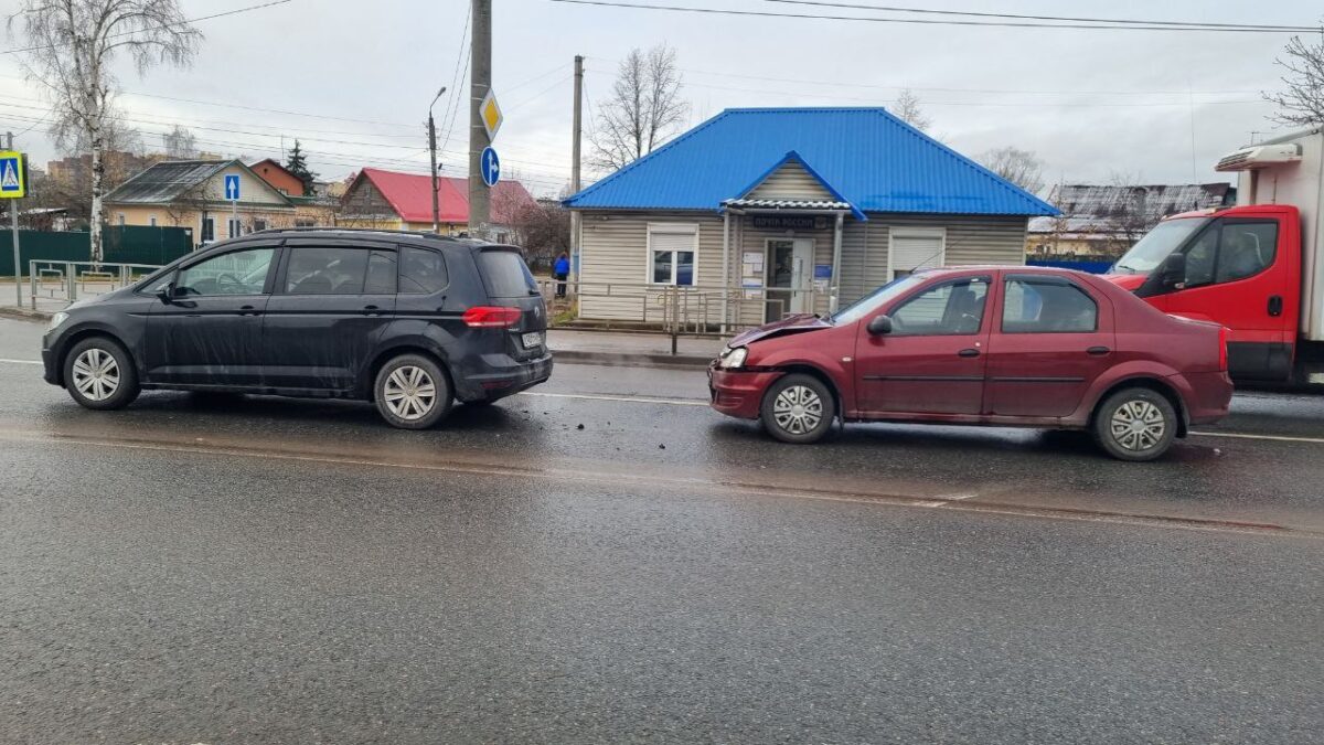 Женщина пострадала в столкновении "Рено" и "Фольксвагена" в Твери Женщина пострадала в столкновении "Рено" и "Фольксвагена" в Твери