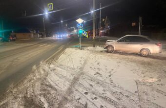 Водитель "Лады" в Твери "протаранил" светофор и сбежал, бросив машину