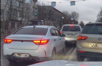 В Твери водители выехали на встречную полосу и собрали там пробку В Твери водители выехали на встречную полосу и собрали там пробку