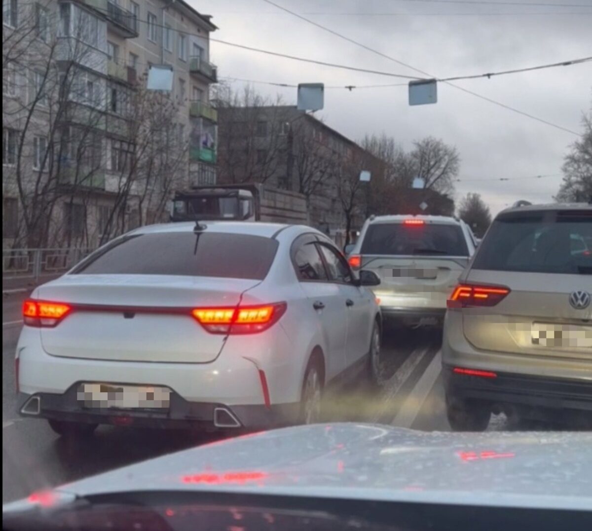 В Твери водители выехали на встречную полосу и собрали там пробку | ТОП  Тверь новости