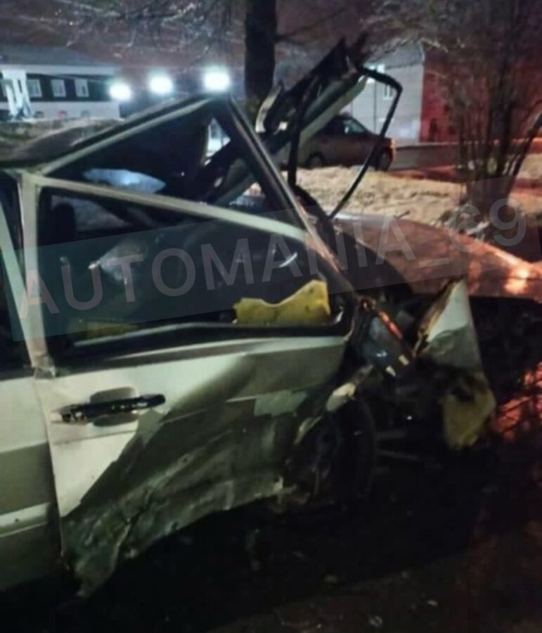 Появились подробности ДТП, в котором легковушка влетела в здание