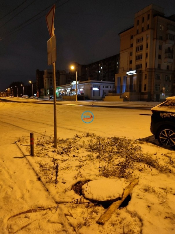 Жителей Твери предупредили об опасном люке возле жилого дома