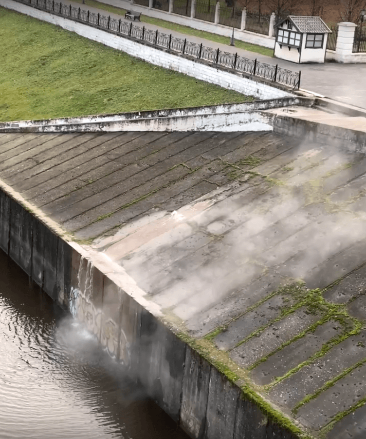 «Горячий источник» заметили у моста в Твери