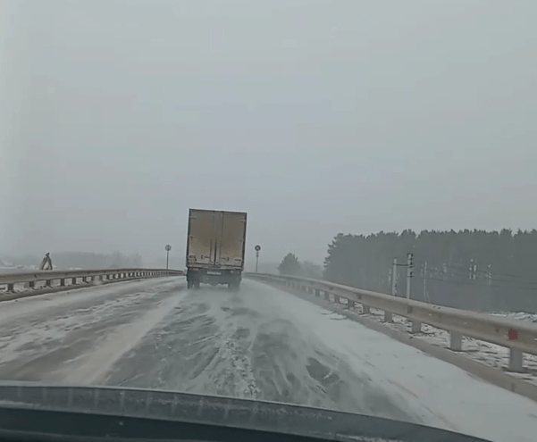 На трассе М-11 под Тверью восстановлено движение по путепроводу На трассе М-11 под Тверью восстановлено движение по путепроводу