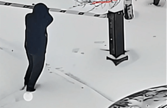 В Твери водитель разозлился и сломал шлагбаум во дворе дома