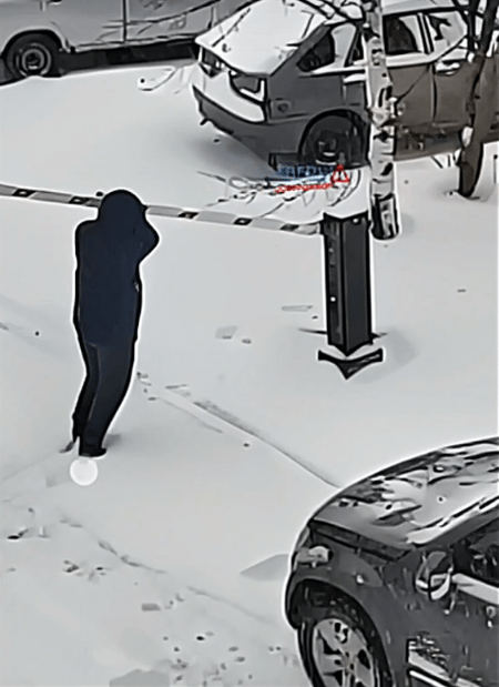 В Твери водитель разозлился и сломал шлагбаум во дворе дома