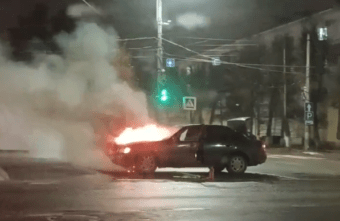 В Твери на ходу загорелся автомобиль В Твери на ходу загорелся автомобиль