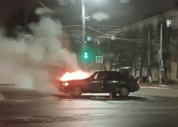 В Твери на ходу загорелся автомобиль В Твери на ходу загорелся автомобиль