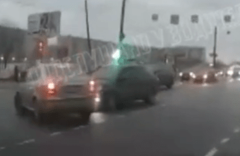 Столкновение двух нарушителей на перекрестке в Твери попало на видео Столкновение двух нарушителей на перекрестке в Твери попало на видео