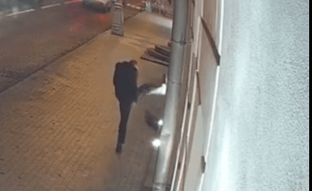 Тверской драмтеатр просит помощи в поисках вандала