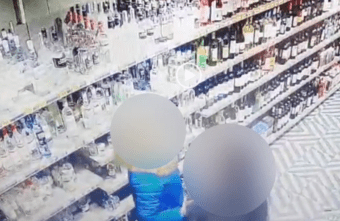 В Тверской области две молодые похитительницы виски попали на видео