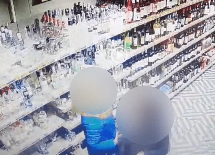 В Тверской области две молодые похитительницы виски попали на видео В Тверской области две молодые похитительницы виски попали на видео