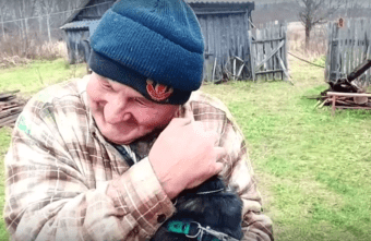 Дедушке из Тверской области вернули друга, оставленного на Украине