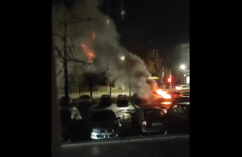 Ночью на улице Паши Савельевой в Твери неизвестный поджег автомобиль