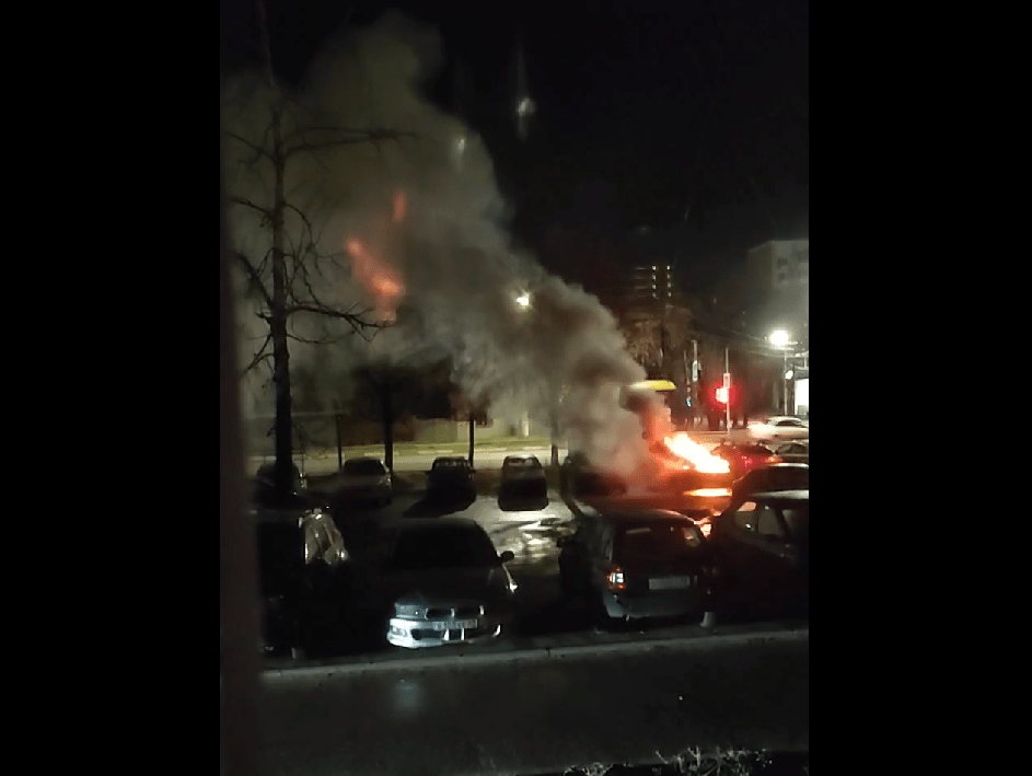 Ночью на улице Паши Савельевой в Твери неизвестный поджег автомобиль