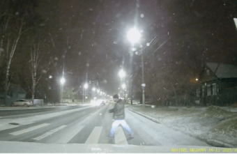 В Твери сняли видео, как пешеходы рискуют своей жизнью В Твери сняли видео, как пешеходы рискуют своей жизнью