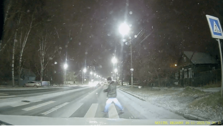 В Твери сняли видео, как пешеходы рискуют своей жизнью