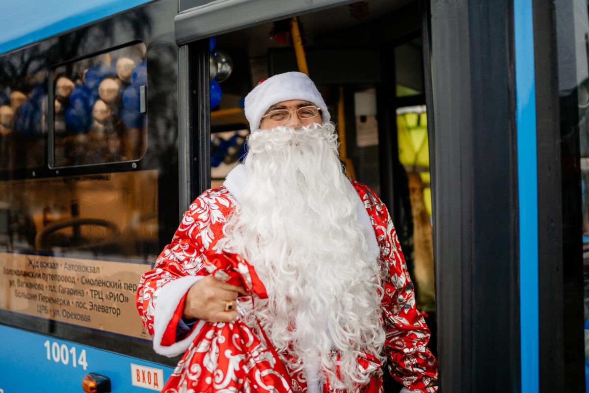 По Твери ездит новогодний автобус с Дедом Морозом