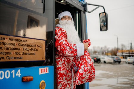 По Твери ездит новогодний автобус с Дедом Морозом