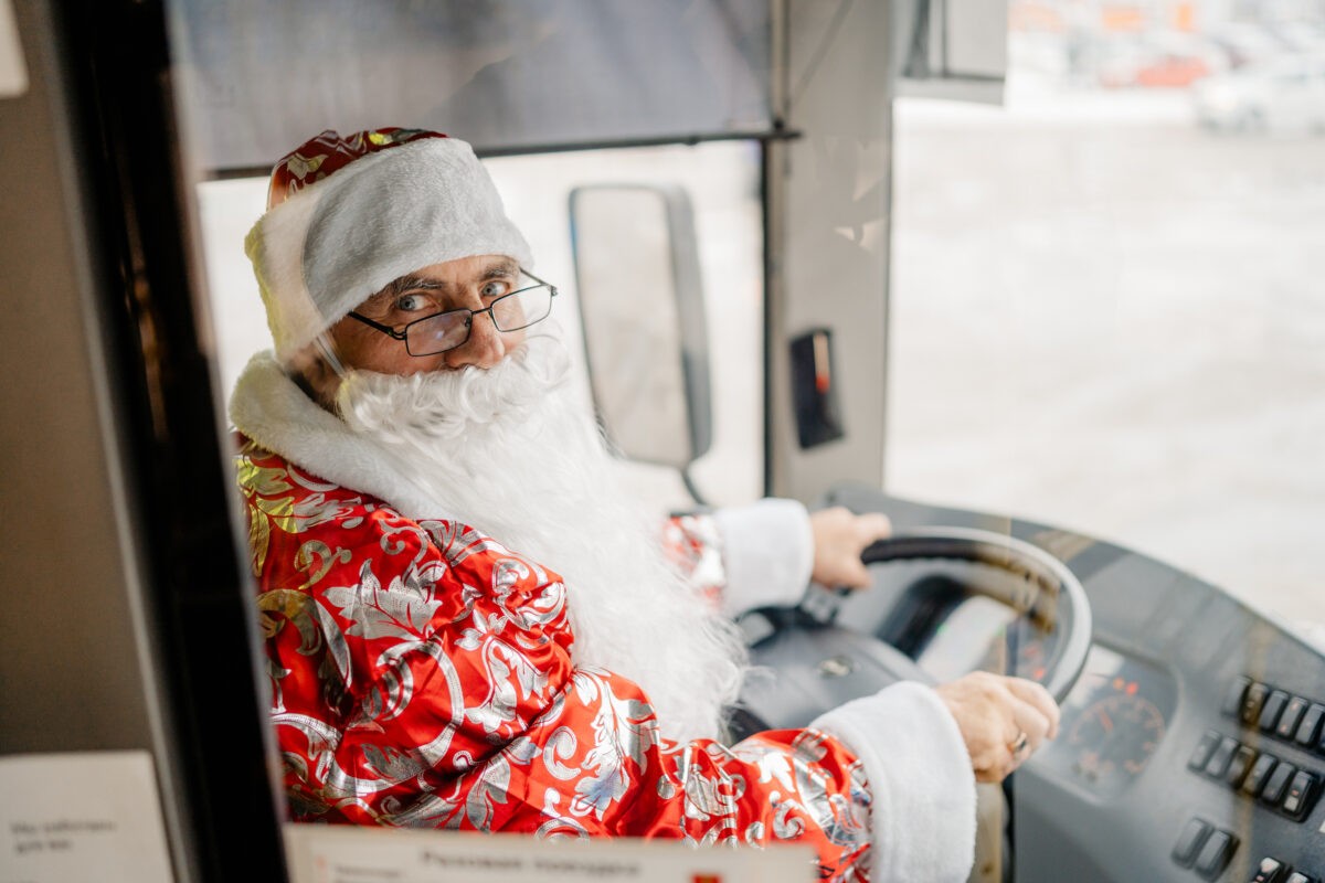 По Твери ездит новогодний автобус с Дедом Морозом