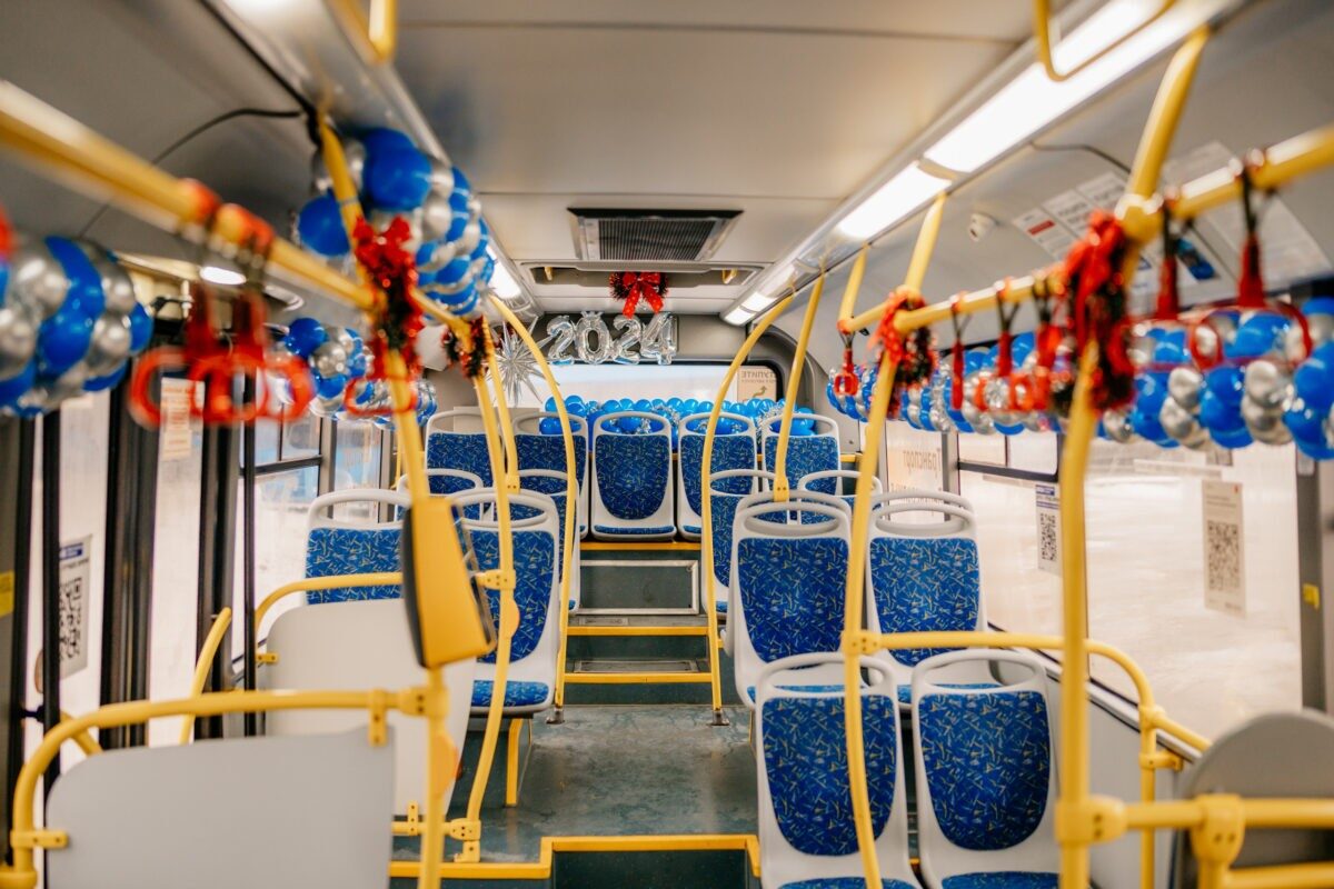 По Твери ездит новогодний автобус с Дедом Морозом