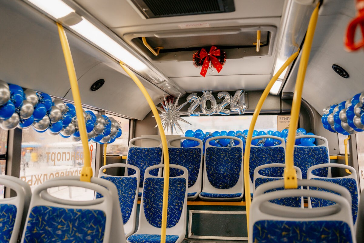 По Твери ездит новогодний автобус с Дедом Морозом