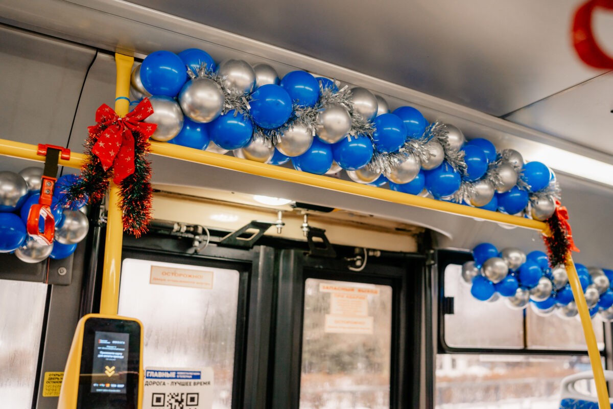 По Твери ездит новогодний автобус с Дедом Морозом