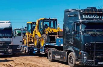 Доставка грузовым тралом экскаватора погрузчика Доставка грузовым тралом экскаватора погрузчика