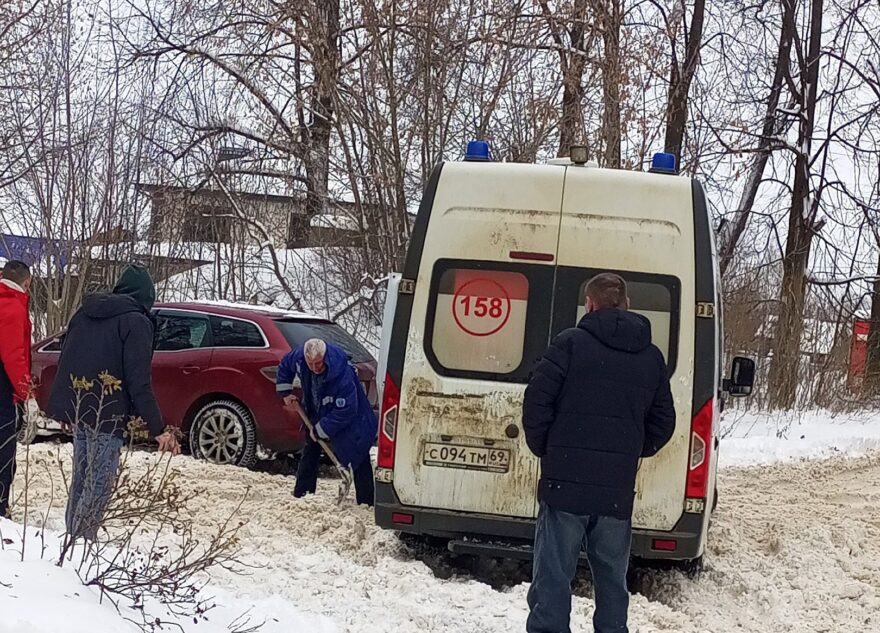Из-за застрявшей скорой дети в Тверской области не могли дождаться госпитализации