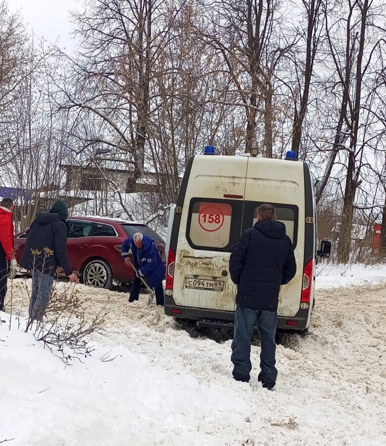 Из-за застрявшей скорой дети в Тверской области не могли дождаться госпитализации