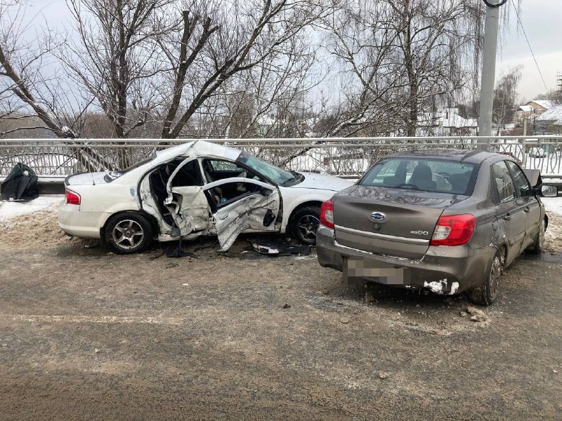 На Тверецком мосту столкнулись «Волга» и «Датсун», есть пострадавшие