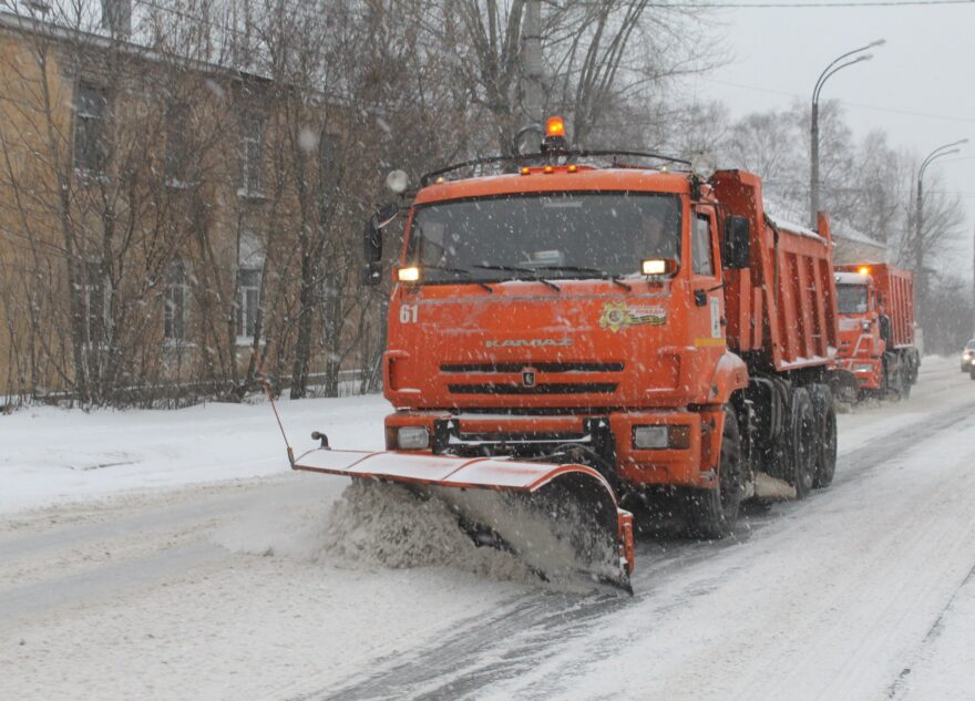 Дорожные службы убирают снег с тверских улиц даже на выходных