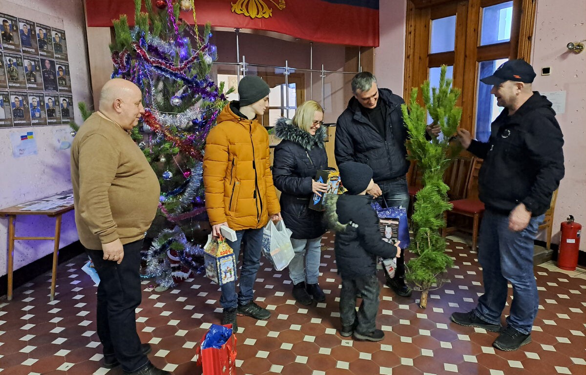 Юным жителям Бердянска переданы подарки