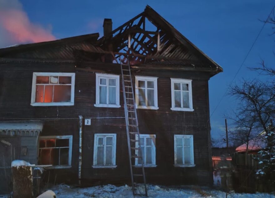 Пожар в многоквартирном доме в Тверской области тушили семь часов Пожар в многоквартирном доме в Тверской области тушили семь часов