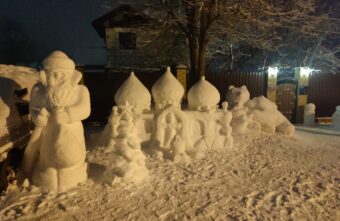 В Тверской области скульптор устроил во дворе бесплатную выставку В Тверской области скульптор устроил во дворе бесплатную выставку