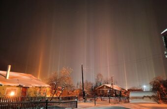 В Тверской области в небо поднялись световые столбы В Тверской области в небо поднялись световые столбы