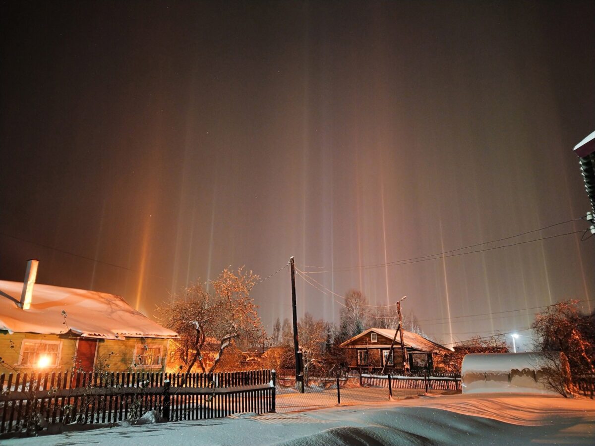 В Тверской области в небо поднялись световые столбы