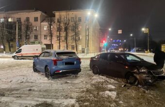Водитель иномарки чуть не врезался в скорую и задел припаркованный автомобиль в Твери