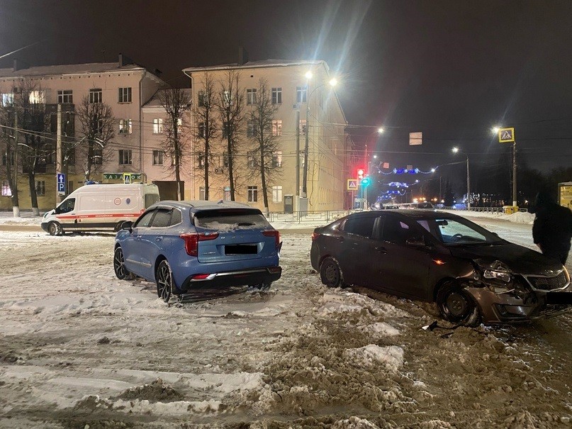 Водитель иномарки чуть не врезался в скорую и задел припаркованный автомобиль в Твери