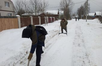 Под Тверью местные жители вручную чистят дорогу  