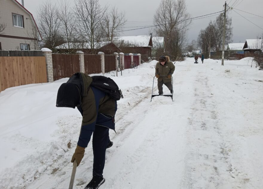 Под Тверью местные жители вручную чистят дорогу  