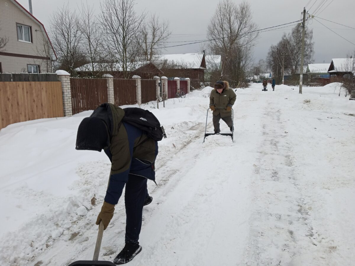 Под Тверью местные жители вручную чистят дорогу  