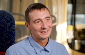 Водитель тверского автобуса рассказал про ДТП, зарплату и навоз в салоне