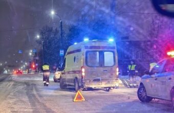 Иномарка врезалась в столб в Твери Иномарка врезалась в столб в Твери