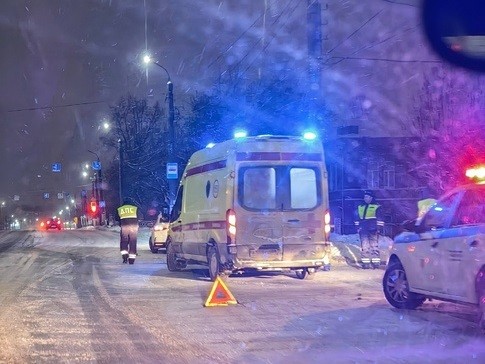 Иномарка врезалась в столб в Твери