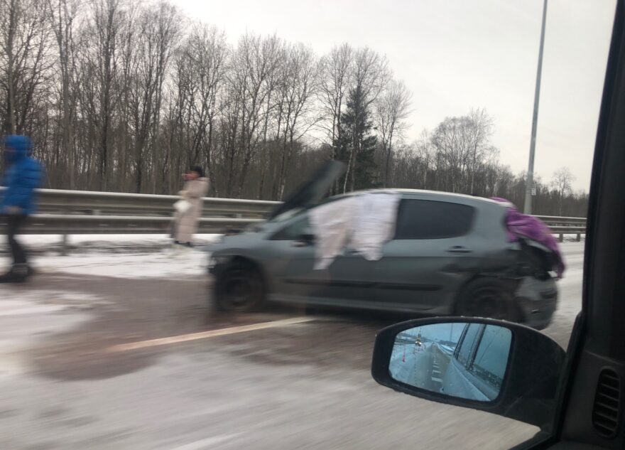 На трассе в Тверской области разбилась машина